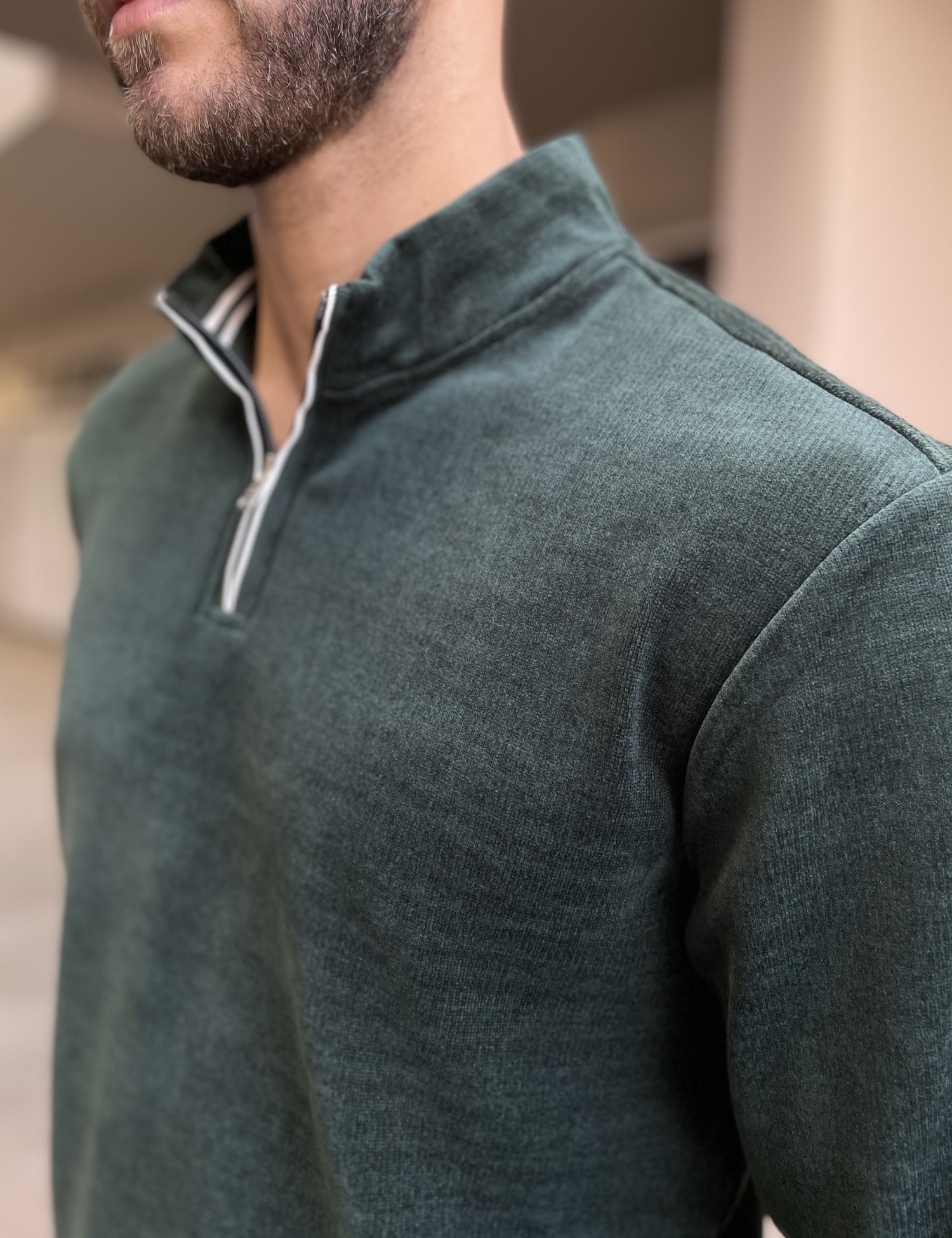 Ανδρικό κυπαρισσί πουλόβερ μονόχρωμο με γιακά και φερμουάρ 4477K φωτογραφία